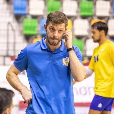episode Entrevista con Santi Urdiales, entrenador del BM. Caserío de Ciudad Real, en A LA MADERA artwork