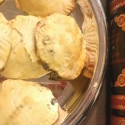 episode Shakespeare's Hamlet and the Dysfunctional Joy of Chicken Pies in Coffins (or The Funeral Baked Meats) artwork