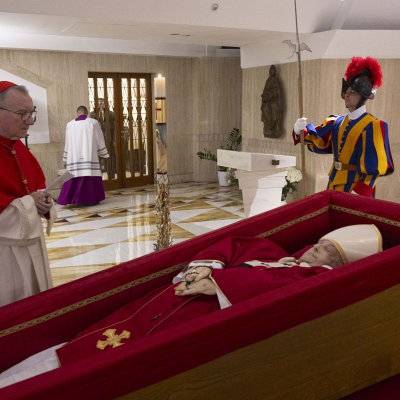 episode Es Noticia: La izquierda llora la muerte del papa Francisco artwork