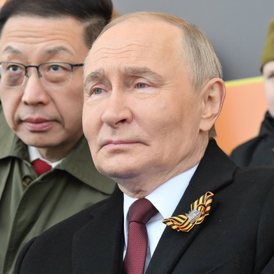 episode Parade in Moskau: Putin zieht Parallelen zur Ukraine artwork