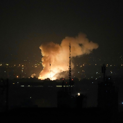 episode Die Woche vom 07.06.2025 bis 13.06.2025 - Israel greift den Iran an, Proteste in Los Angeles – Trump schickt Soldaten, Flugzeug in Indien abgestürzt artwork