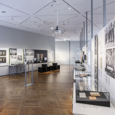 episode Wie Europa sich nach dem Krieg den NS-Verbrechen stellte – Eine Ausstellung über das Ausstellen von Gewalt artwork