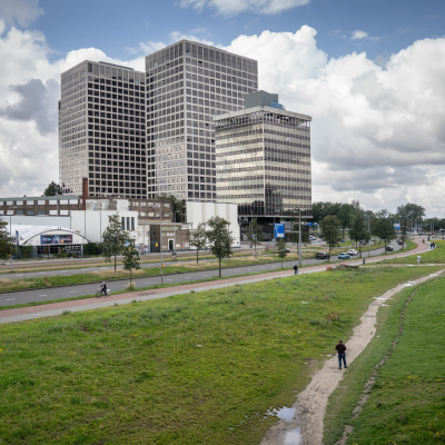 episode Luisterartikel: Hoe de commerciële huurmarkt in Rotterdam verhoteliseerde artwork