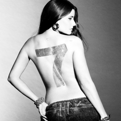 episode Nelly Furtado. La cantautrice canadese di origini portoghesi, acclamata pop star nei primi anni 2000, nel 2024 è tornata con un nuovo album. artwork