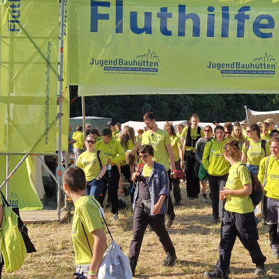 episode Die „Wiederholer“ im Fluthilfe-Camp der Deutschen Stiftung Denkmalschutz artwork