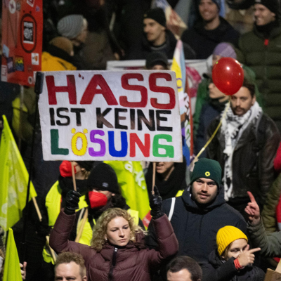 episode Die Woche vom 29.11.2025 bis 05.12.2025 - Proteste gegen neue Jugend-Organisation von der Partei AfD, Viele Gespräche über US-Plan für die Ukraine, Vereinte Nationen machen auf Probleme von Menschen mit Behinderungen aufmerksam artwork