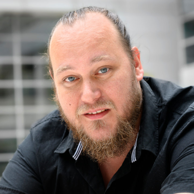 episode Victor Zuydweg:"Digibeten bestaan niet, systemen die niet met mensen kunnen omgaan bestaan wel". artwork