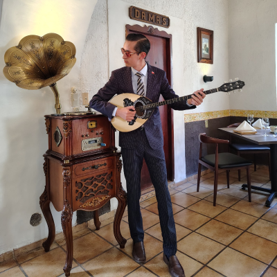 episode Falamos con Samuel Ramieri, un oínte mexicano ao que lle encanta a lingua galega. E ademáis é músico artwork
