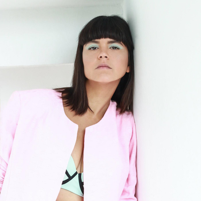 episode [Simona Dice] Música del Barrio con Li Saumet de Bomba Estéreo artwork