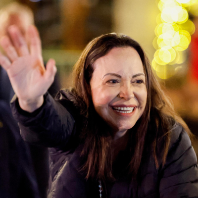 episode Die Woche vom 06.12.2025 bis 12.12.2026 - Politikerin Machado bekommt Nobel-Preis für Frieden, Die EU beschließt neue Regeln für Flüchtlinge, Kanzler Merz besucht Holocaust-Gedenk-Stätte in Israel artwork