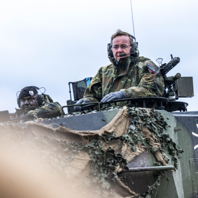 episode "Kann man Panzer noch betanken, wenn es immer weniger Tankstellen gibt?" - Kira Vinke (DGAP) artwork