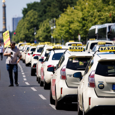 episode Taxifahrer demonstrieren für fairen Wettbewerb artwork