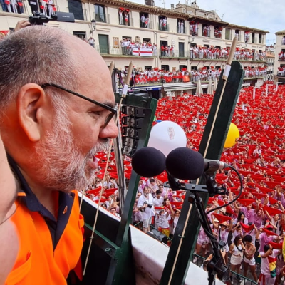 episode Miguel Ángel Conde y Lola Ladrón, de Protección Civil Tudela, lanzaron el cohete desde la Casa del Reloj. artwork