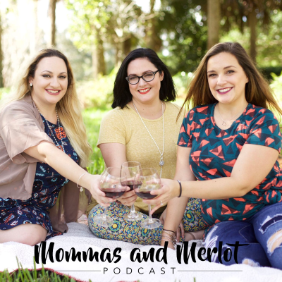 Kansikuva näyttelystä Mommas and Merlot Podcast