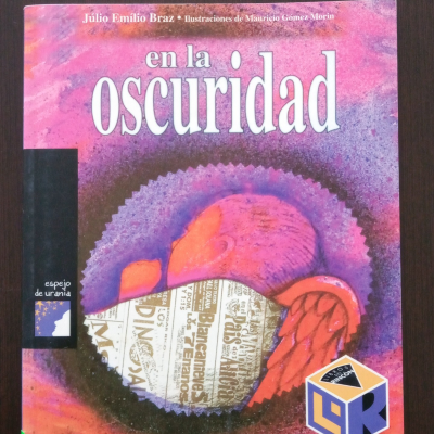episode RECOMENDACIÓN LITERARIA DEL MES, "En la oscuridad", de Júlio Emílio Braz artwork