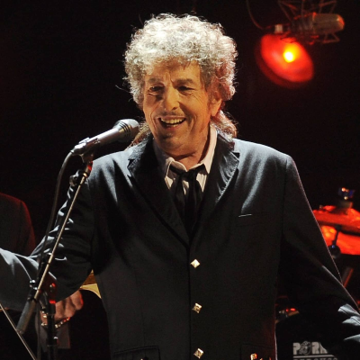 episode Sverigeaktuella surgubben Bob Dylan – här är hans roligaste ögonblick artwork