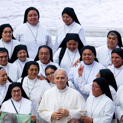 episode Leo XIV. - Was denkt der neue Papst über die Rolle von Frauen in der Kirche? artwork