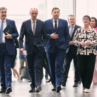 episode Die Woche vom 26.04.2025 bis 02.05.2025 - Deutschland bekommt bald eine neue Bundes-Regierung, Liberale Partei gewinnt die Parlaments-Wahl in Kanada, Rohstoff-Vertrag zwischen Ukraine und USA artwork