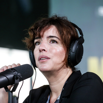 episode Especial ao vivo no Tribeca com Anabela Moreira: “O meu pai passou fome, era uma coisa normal. Eu não e até parecia que havia uma espécie de compensação dos tempos antigos, a mesa estava sempre cheia de comida e tinha de sobrar. Não podia era faltar comida” artwork