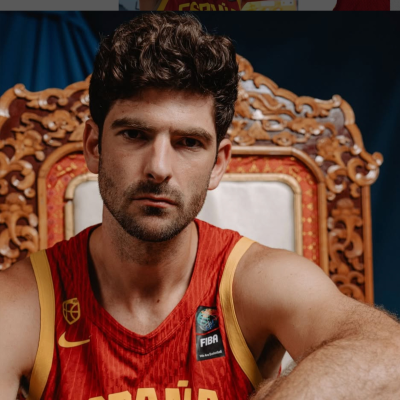 episode Me hice rico porque me expulsaron de un equipo y gané un mundial de baloncesto - Carlos Martínez artwork