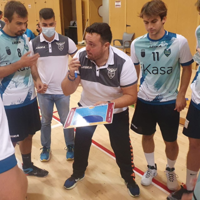 episode Entrevista con Javier Gimeno, entrenador del Balonmano Ikasa, en A LA MADERA artwork