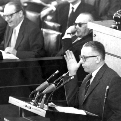 episode Bundeskanzler Adenauer will Atomwaffen: Bundestag debattiert tagelang | 20. bis 25.3.1958 | Kernenergie artwork