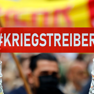 episode Medien in Kriegszeiten - Wie gelingt Journalismus mit kühlem Kopf? artwork