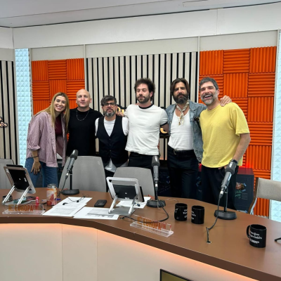 episode Viva Suecia estrena 'Hecho en tiempos de paz': "Llevamos cinco discos engañando a la gente" artwork
