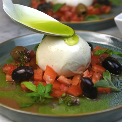 episode Burrata mit Schnittlauchöl auf Tomaten artwork