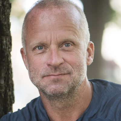 episode Jimmy Lindström: Jag håller i mammas begravning i terapeutiskt syfte artwork