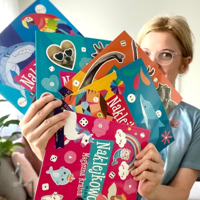 episode Naklejkowo Kid i Junior. Edukacyjne książki dla dzieci 3-9 lat artwork