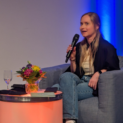 episode Sarah Angelina Gross beim letzten Talkabend im Universum® artwork