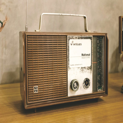 episode A lo loco y con patines - La radio salvadora - 02/05/25 artwork