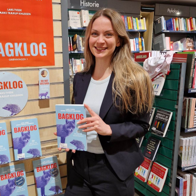 episode I Bagklogskabens klare lys - med forfatter Lærke Trærup Knudsen artwork