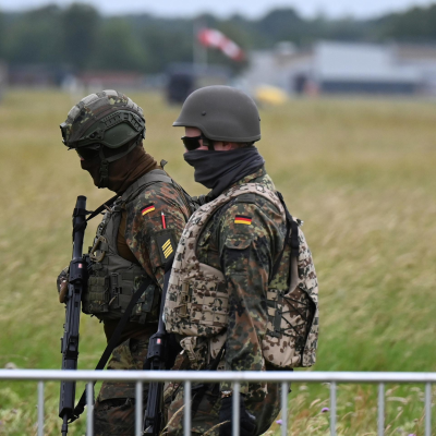 episode Nach dem NATO-Gipfel - Frieden schaffen mit immer mehr Waffen? artwork