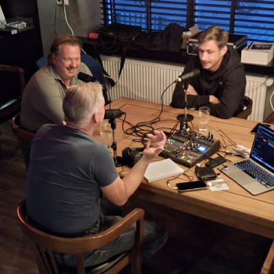 episode Aflevering 103 met Reuven Niemeijer: "Ik begrijp dat je niet twee keer mag verliezen op De Vijverberg, maar we hebben de supporters wel keihard nodig nu." artwork