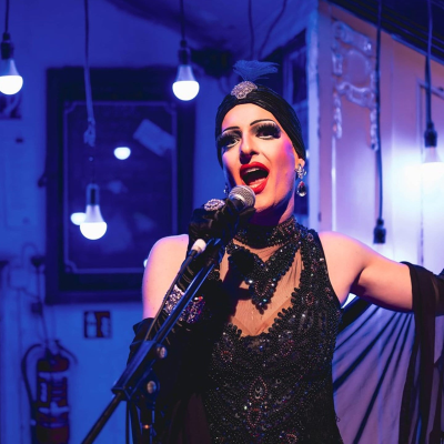 episode Zwischen Puder, Perücken und Pumps – Der Dragkünstler Alexander Böpple alias Chardonnay von Tain artwork