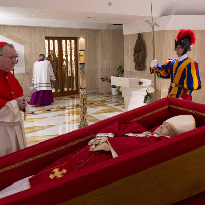episode Papst Franziskus - Mehr Worte als Wandel? artwork