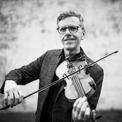 episode Eamon McLoughlin - Grammy Nominated British Born Fiddle Player. Member Of The Grand Ole Opry Band. Specializes In Country, Bluegrass And Americana Music. Tours With EmmyLou Harris And Rodney Crowell. Backed Vince Gill, Nina Simone, Oak Ridge Boys! artwork