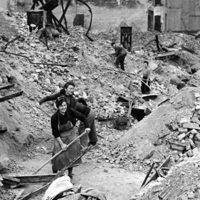 episode Reportage über Trümmerfrauen in Berlin | 21.6.1947 artwork