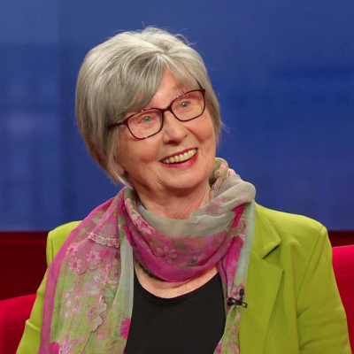 episode Pflege-Wissenschaftlerin Prof. Christa Olbrich auf dem Roten Sofa artwork
