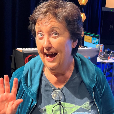 episode Därför presenterar sig Babben Larsson alltid på låtsasdanska artwork