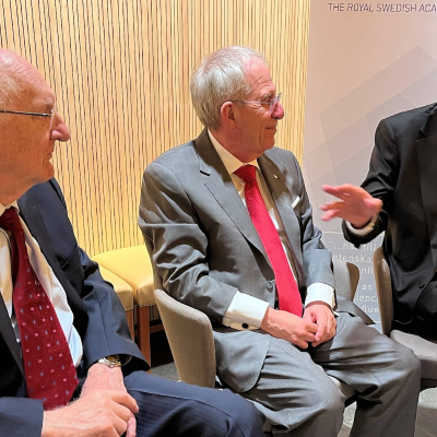 episode Livliga diskussioner gav tre vänner Nobelpris artwork