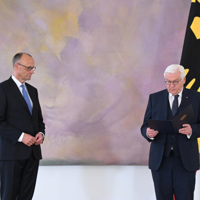 episode Die Woche vom 03.05.2025 bis 09.05.2025 - Deutschland hat einen neuen Bundes-Kanzler, Neuer Papst heißt Papst Leo 14. - er kommt aus dem Land USA, Erinnerung an das Ende von dem 2. Welt-Krieg vor 80 Jahren artwork