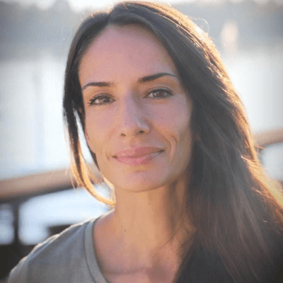 episode Interview mit Nina Heitmann - über Yoga, innere Freiheit & Anheben unserer Energie artwork
