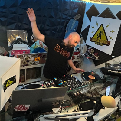 episode Esto se Mueve by Dj Nau - 13 Noviembre 25 (invitado Dj Santino) artwork