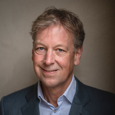 episode Det første, Jakob Stausholm gjorde som topchef i et af verdens største selskaber, var at stille sig ud i 45 graders varme og sige ’undskyld’ artwork