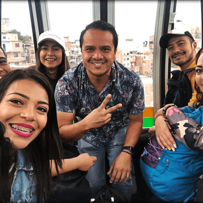 episode Viajando con Sol y disfrutando la felicidad. artwork