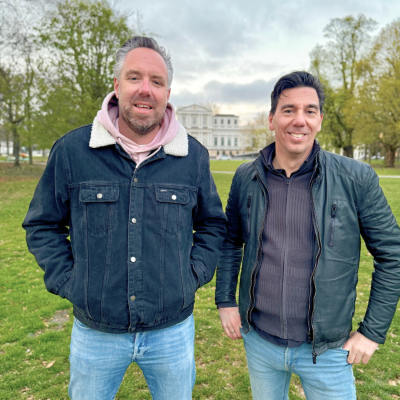 episode Artiestenbegeleiders Tim en Niels: ‘Ramses Shaffy zat met een fles wijn op een kruk. De hele dag.’ artwork