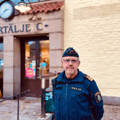 episode Henrik Billstam, den dansande polisen som mitt i Södertälje centrum står artwork